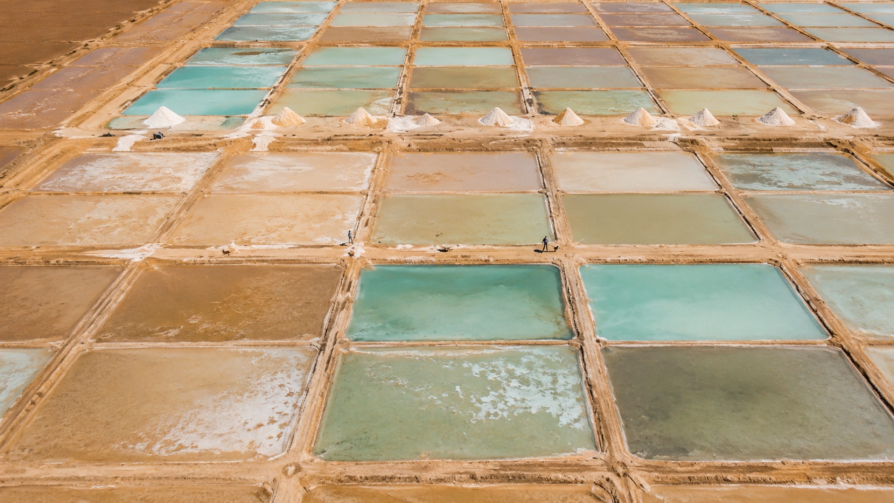 Vue aérienne des marais salants d'Ampataka